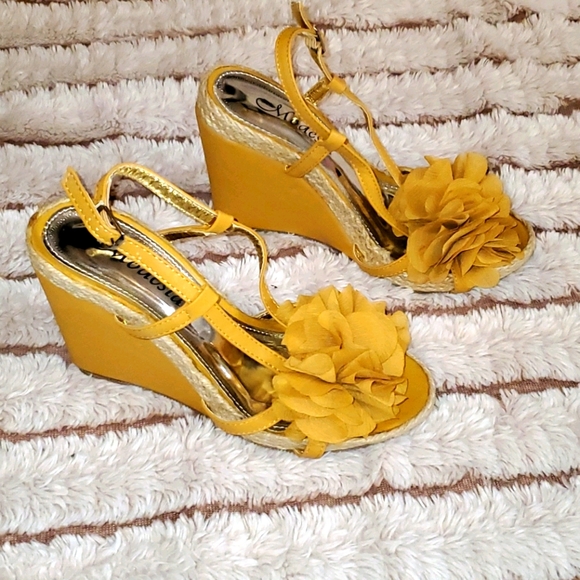 Wedges 👠💛🌼 - Picture 2 of 4